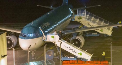 Cảnh sát khám nghiệm chiếc máy bay của hãng Aer Lingus. Ảnh: Irish Times.