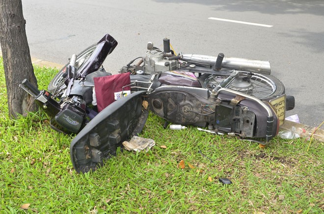 Chiếc xe máy của nạn nhân tại hiện trường.