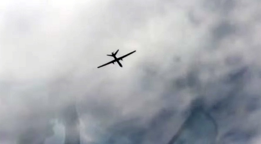 Hình ảnh máy bay không người lái áp sát chiến đấu cơ Nga ở Syria. Ảnh cắt từ clip.