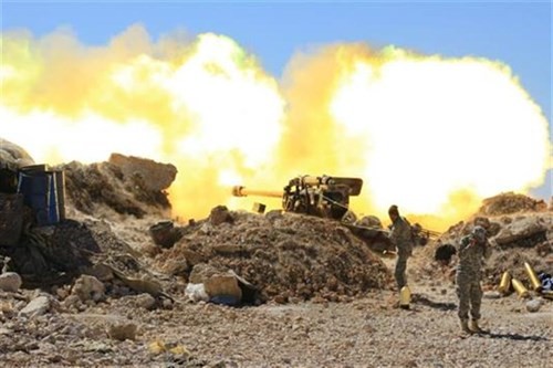 Quân đội Syria Ả rập (SAA) và chiến binh Hezbollah trong một cuộc đấu pháo hạng nặng với phiến quân IS.