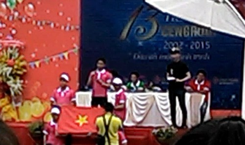 Ông Trần Minh Long - Tổng giám đốc phía Nam hệ thống siêu thị dự án bất động sản STDA (người đứng, bên trái) lĩnh xướng 500 nhân viên hát bài "Cen ca" chế lời bài Quốc ca gây phản cảm.