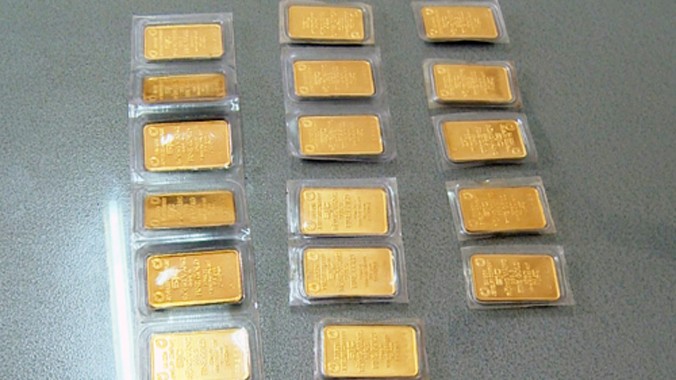 Hai nghi can chưa kịp tiêu thụ 17 lượng vàng đã bị cảnh sát bắt giữ.