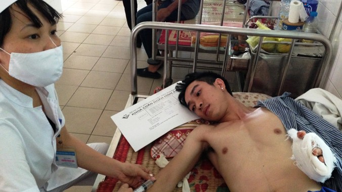 Nạn nhân Khánh bị chém đang điều trị tại Bệnh viện Việt Tiệp (Hải Phòng).