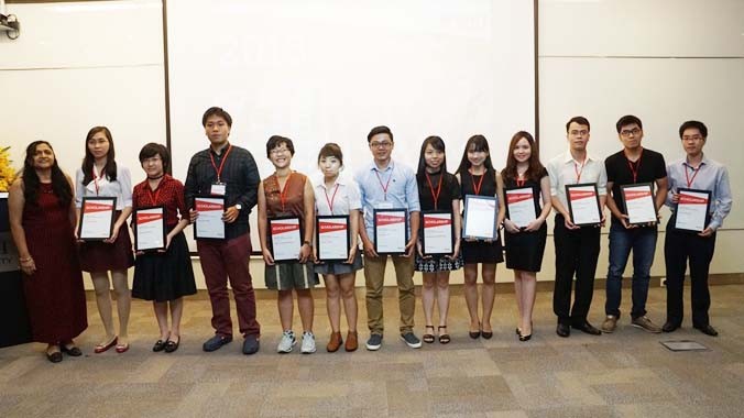 Sinh viên đại học RMIT nhận học bổng.