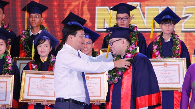 Anh Lê Quốc Phong, Bí thư TƯ Đoàn, Chủ tịch Hội Sinh viên Việt Nam trao hoa vinh danh các Thủ khoa.