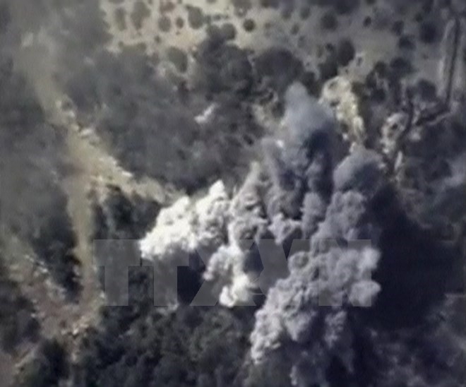 Khói bốc lên từ một vụ không kích của Nga nhằm vào mục tiêu IS tại Syria. (Ảnh: Reuters/TTXVN)
