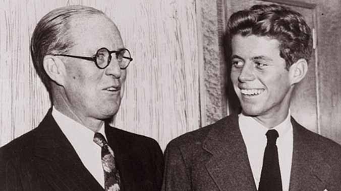 Kennedy (phải) và bố năm 1938.