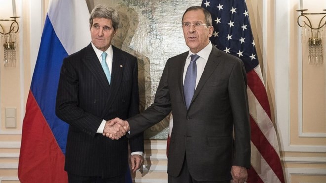 Ngoại trưởng Nga Sergei Lavrov (phải) và người đồng cấp Mỹ John Kerry. Nguồn: ABC News.