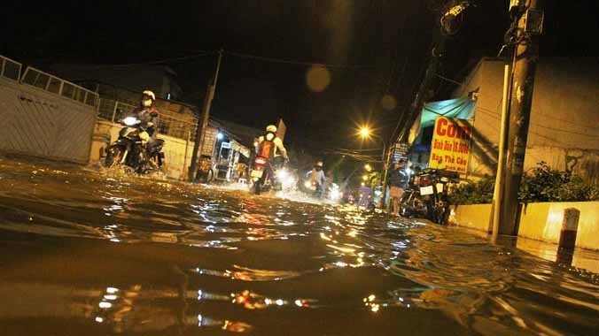 Nước ngập lút nhà, dân Sài Gòn vật lộn với triều cường