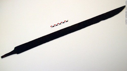 Lưỡi gươm có niên đại khoảng 1.265 năm trước. Ảnh: CNN.