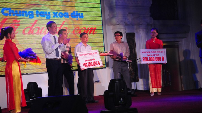 Các nhà tài trợ ủng hộ tiền giúp đỡ nạn nhân chất độc da cam. Ảnh Quang Long. 
