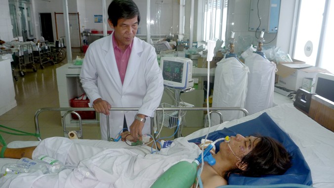 Bác sĩ Võ Văn Hùng đang theo dõi, chăm sóc cho bệnh nhân.