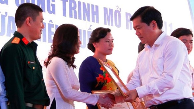 Bộ trưởng GTVT Đinh La Thăng tặng bằng khen cho các tập thể cá nhân thực hiện dự án nâng cấp QL 1 A qua Thừa Thiên Huế. Ảnh Báo Giao thông.