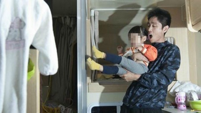 Zhu Chunxie và con gái 2 tuổi bên trong chiếc xe dã ngoại mà cả 2 đang rong ruổi trên đường.