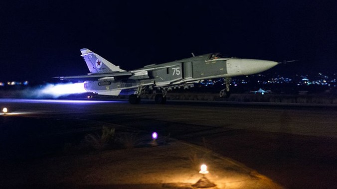 Các máy bay ném bom Su-24 và Su-34 cất cánh trong đêm từ căn cứ ở Latakia, Syria.