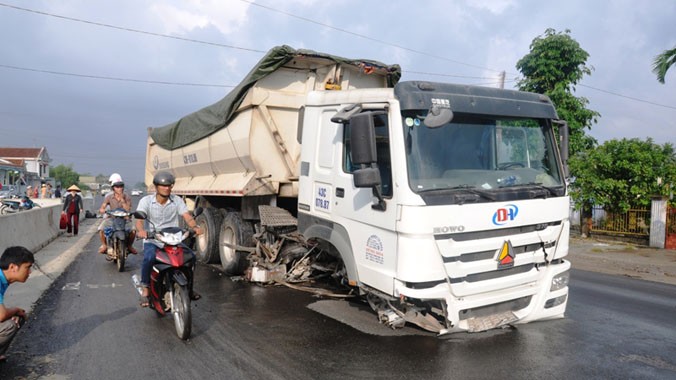 Cú tông cực mạnh vào dải phân cách nằm giữa quốc lộ khiến 2 “chân trước” của chiếc xe tải hạng nặng này bị đứt lìa. Ảnh: V.N.