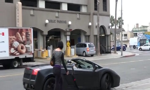 Chàng trai đi siêu xe Lamborghini thử lòng cô gái đào mỏ