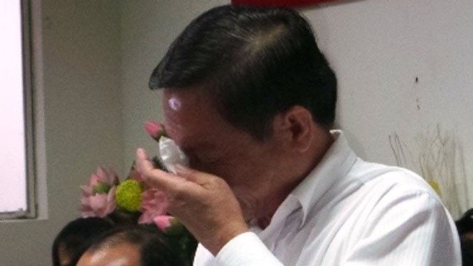 Giám đốc Sở Y tế TPHCM Nguyễn Tấn Bỉnh khóc trong buổi họp báo. Ảnh: Quốc Ngọc.