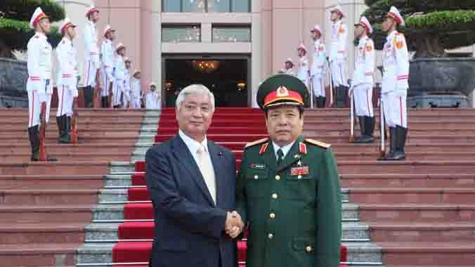 Bộ trưởng Quốc phòng Nhật Bản cảm ơn Bộ trưởng Quốc phòng Việt Nam về sự đón tiếp nồng hậu. Ảnh: Hồng Pha.