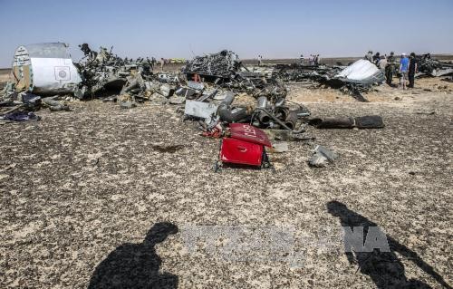 Mảnh vỡ máy bay A321 tại hiện trường vụ rơi ở Wadi el-Zolmat, Ai Cập. Ảnh: AFP/TTXVN.
