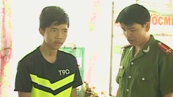 Đối tượng Khánh (trái) bị bắt giữ