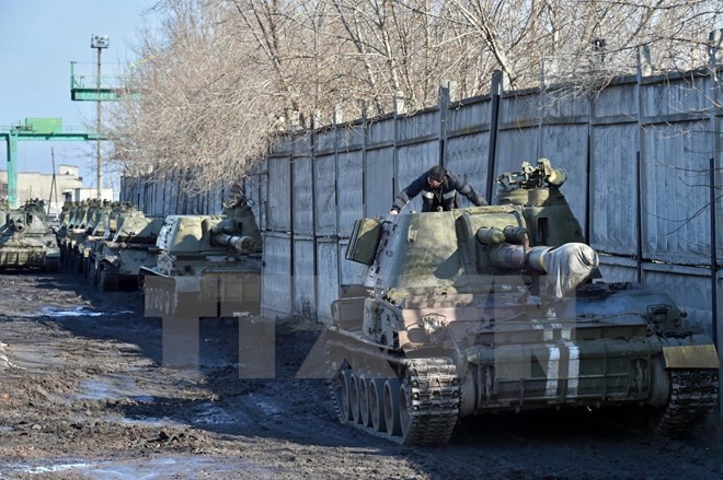 Binh sỹ Ukraine chuyển vũ khí khỏi thành phố Artemivsk thuộc khu vực Donetsk. Nguồn: AFP/TTXVN.