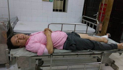 Nạn nhân Bạch Văn Ninh (31 tuổi) là người bị nhẹ nhất trong số những người bị xe đâm. Ảnh: Hoàng Phương.
