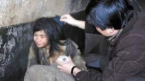 Một phụ nữ tâm thần bị bán được Công an Trung Quốc giải cứu. Ảnh: Công an Trung Quốc/Nhân dân Nhật báo.