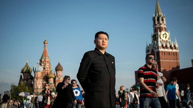 Người đóng giả ông Kim Jong-un lấy tên là Howard tại Quảng trường Đỏ, Nga. Ảnh: Facebook.