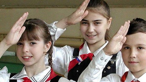 Các học sinh trong lễ tuyên thệ gia nhập tổ chức VPOIL dưới thời Liên Xô.