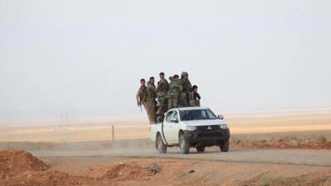 Lực lượng ủng hộ Chính phủ Syria sau khi giành lại quyền kiểm soát tuyến đường tiếp tế tới thành phố Aleppo. Ảnh: AFP/TTXVN.