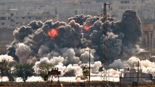 Một cuộc không kích của Mỹ nhằm vào mục tiêu IS ở thị trấn Kobani, Syria. Ảnh: AP.