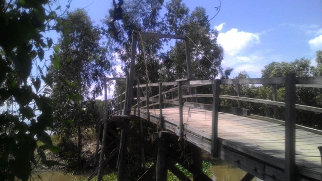 Cầu gỗ Long Thành tại xã Ô Long Vĩ đã xuống cấp.