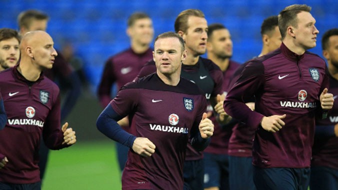 Rooney (giữa) tập trung ở tuyển quốc gia giữa tuần qua. Ảnh: Reuters.