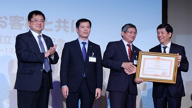 Đại sứ Việt Nam tại Nhật bản Nguyễn Quốc Cường (ngoài cùng bên phải) trao bằng khen của Thủ tướng Chính phủ cho lãnh đạo FPT và FPT Nhật Bản.