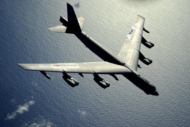 Một máy bay ném bom chiến lược B-52 bay qua Thái Bình Dương. Ảnh: cnet.