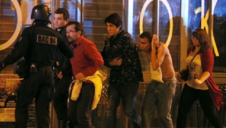 Cảnh sát Pháp hướng dẫn những người quanh nhà hát Bataclan di tản. Ảnh: Slate.