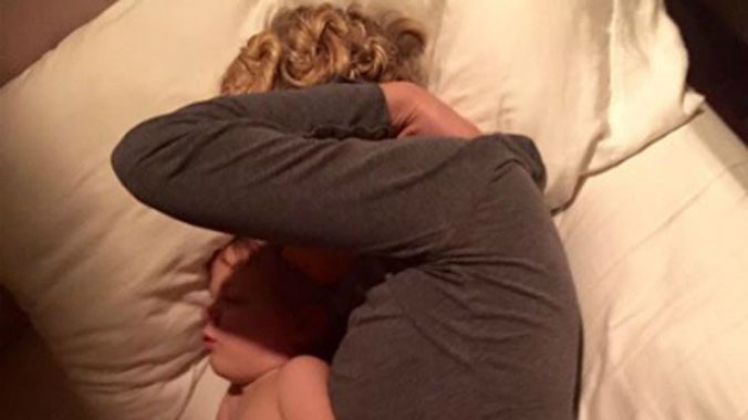 Anh Bobby chia sẻ bức ảnh vợ ôm con tranh thủ một giấc ngủ ngắn sau một ngày làm việc vất vả. Ảnh: Facebook.