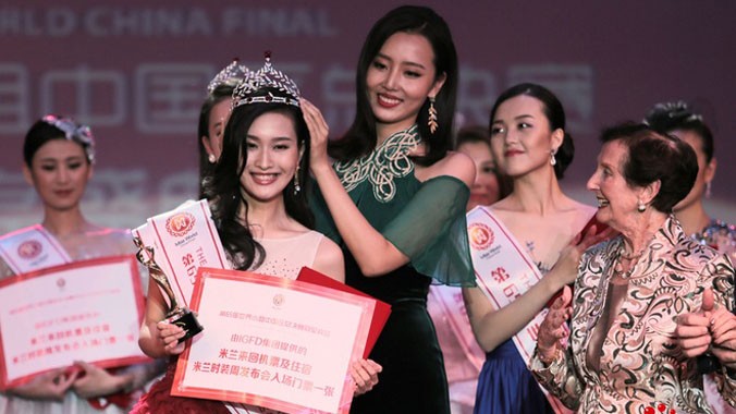 Tân Hoa hậu Yuan Lu trong thời khắc đăng quang. 