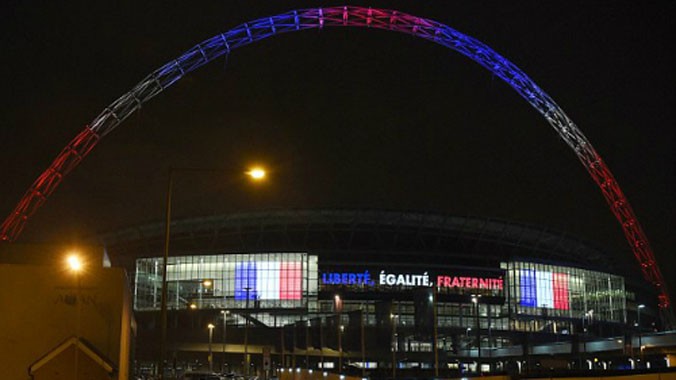Mái vòm sân Wembley phủ ba màu, như quốc kỳ của Pháp để thể hiện sự chia sẻ với thảm kịch ở Paris.