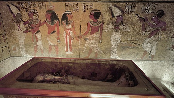 Quách chứa thi hài Vua Tutankhamun trong lăng mộ. Nguồn: DM.