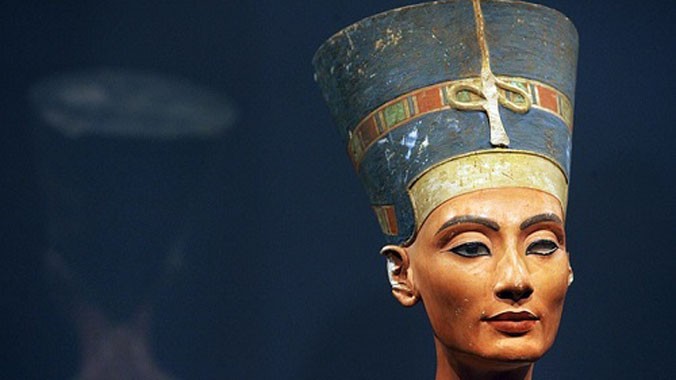 Bức tượng bán thân của một trong những vẻ đẹp vĩ đại nhất lịch sử, nữ hoàng Nefertiti của Ai Cập cổ đại, trưng bày tại Bảo tàng Neues, Đức. Ảnh: AFP.