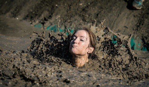 Lội qua bùn là thử thách đầu tiên của Tough Mudder. Ảnh: Tough Mudder.