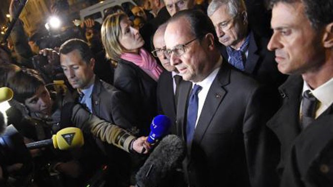 Tổng thống Pháp Francois Hollande (thứ hai, phải), Bộ trưởng Nội vụ Bernard Cazeneuve (giữa) và Thủ tướng Manuel Valls (phải) tại hiện trường sau vụ tấn công ở nhà hát. Ảnh: AFP/ TTXVN.