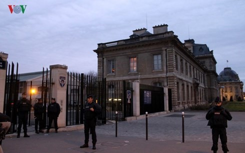 Cảnh sát được triển khai trước cổng trường quân sự Pháp - nơi cơ quan giám định pháp y quân đội cung cấp thông tin nhận diện và hỗ trợ thân nhân các nạn nhân và người mất tích trong đêm khủng bố kinh hoàng.