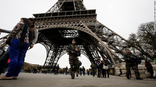 Cảnh sát vũ trang tăng cường tuần tra ở tháp Eiffel sau cuộc tấn công đẫm máu đêm 13/11. Ảnh: CNN.