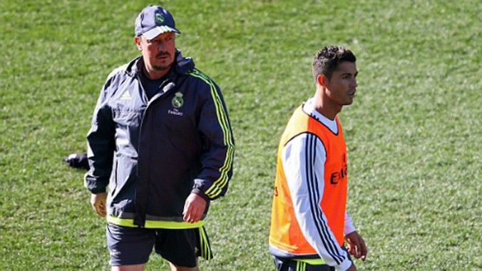 Ronaldo và Benitez trong một buổi tập của Real. Ảnh: Reuters.