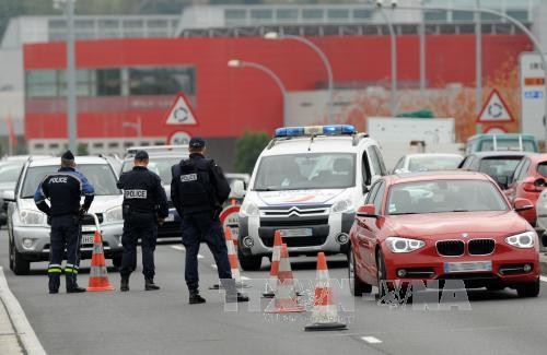 Cảnh sát Pháp kiểm soát tại khu vực biên giới với Tây Ban Nha ở Hendaye, miền tây nam Pháp ngày 14/11. Ảnh: AFP/TTXVN.
