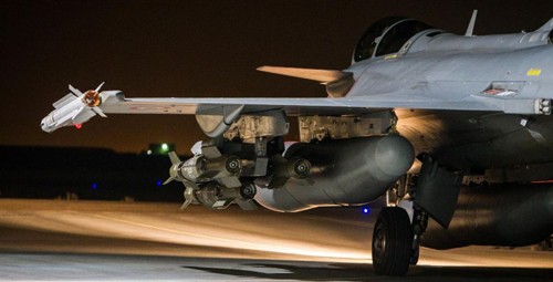 Chiến đấu cơ Pháp mang bom, tên lửa không kích sào huyệt Raqqa của IS. Ảnh: AFP