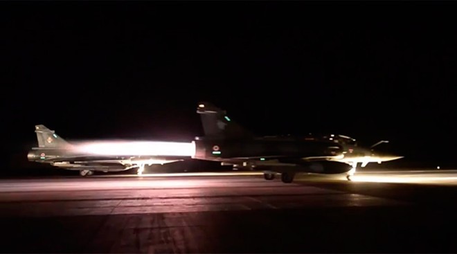 Tiêm kích Rafale cất cánh từ tàu sân bay Charles de Gaulle tiến hành không kích IS đêm 15/11. Ảnh: RT.